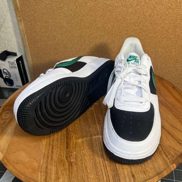 Nike
Air force 1
LV8 2’ black/white malachite’
Brand new
NWOT - Picture 3 of 7